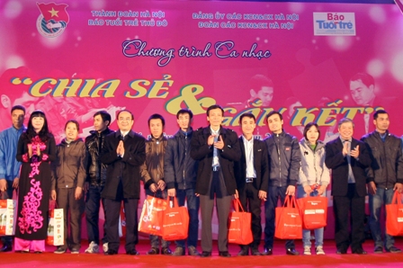 Đêm nhạc “Chia sẻ và Gắn kết” tặng quà cho đoàn viên, thanh niên huyện Đông Anh, Hà Nội